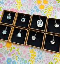 Load image into Gallery viewer, Mwclis unigryw ‘Mam’ seramig ac arian gan Tlysau / Unique seramic and silver ‘Mam’ necklace by Tlysau
