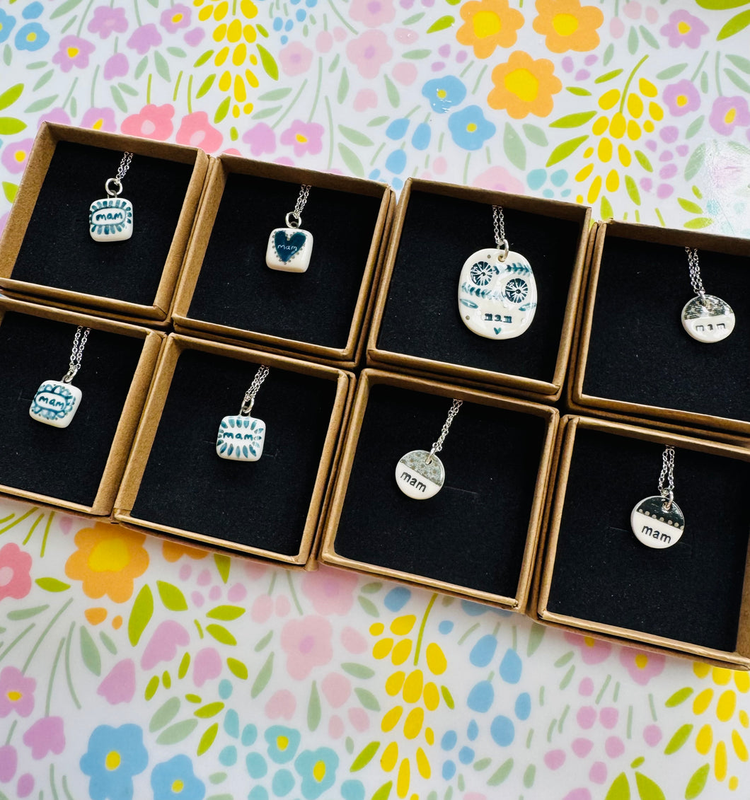 Mwclis unigryw ‘Mam’ seramig ac arian gan Tlysau / Unique seramic and silver ‘Mam’ necklace by Tlysau