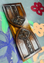Load image into Gallery viewer, Silff lyfrau pren Fictoraidd Gothig Hynafol sy’n plygu
/Antique Victorian Gothic folding wooden book shelf
