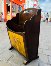Load image into Gallery viewer, Rack cylchgronau pren tywyll Vintage gyda dyluniad blodeuog / Vintage dark wood magazine rack with flower design
