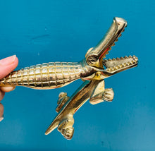 Load image into Gallery viewer, Malwr cnau brass siâp Crocodeil / Brass Crocodile nutcracker
