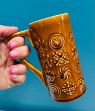 Load image into Gallery viewer, Mwg coffi mawr amber brown Retro Portmeirion Totem o’r 70au / Large amber brown Retro Portmeirion Totem coffee mug from the 70s
