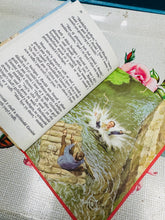 Load image into Gallery viewer, Llyfr Ladybird Cymraeg ‘Antur yn y Castell’ Vintage o 1976 / Welsh Vintage ‘Antur yn y Castell’ Ladybird book from 1976
