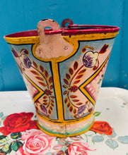 Load image into Gallery viewer, Bwced haearn Vintage wedi ei beintio â llaw (cefndir pinc gola) / Vintage iron handpainted bucket (light pink background)
