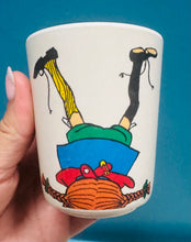 Load image into Gallery viewer, Cwpan melamine ‘Barbo Toys’ Vintage Pippi Hosan Hir / Vintage ‘Barbo Toys’ Pippi Longstocking melamine cup
