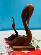 Load image into Gallery viewer, Pâr o elyrch Teak wedi eu cerfio â llaw yng nghanol o ganrif ddiwethaf / Mid Century hand carved pair of Swans in Polished Teak
