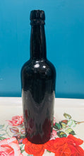 Load image into Gallery viewer, Potel wydr ddu fawr Hynafol o’r 19fed ganrif / Antique black glass large bottle from the 18th century
