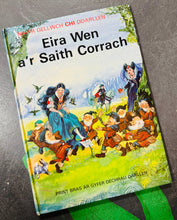 Load image into Gallery viewer, Llyfr ‘Eira Wen a’r saith corrach’ o 1982 / ‘Eira Wen a’r saith corrach’ book from 1982
