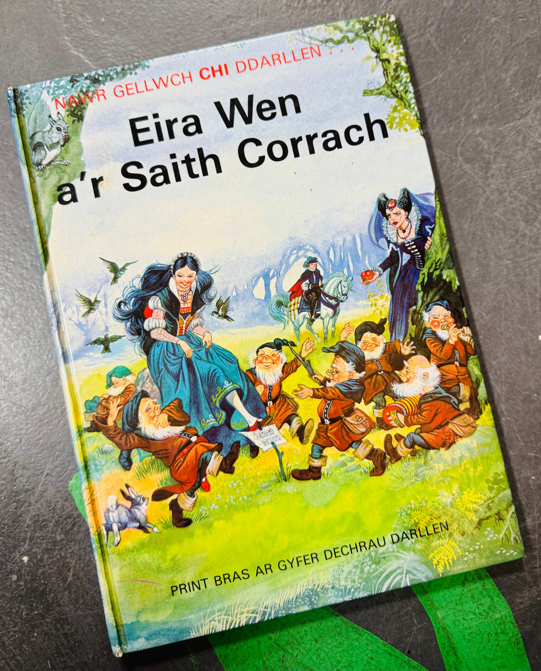 Llyfr ‘Eira Wen a’r saith corrach’ o 1982 / ‘Eira Wen a’r saith corrach’ book from 1982