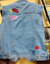 Load image into Gallery viewer, Gwasgod denim ail law maint 10 gyda patches lliwgar hwyliog (ET) / Second hand size 10 denim waistcoat with colourful fun patches (ET)
