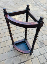 Load image into Gallery viewer, Daliwr ymbarela cornel pren Mahogany Edwardaidd gyda choesau barley twist a tray dripio haearn / Edwardian Mahogany corner umbrella stand with barley twist legs and removable metal drip tray
