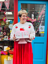 Load image into Gallery viewer, Stand cacen mawr seramig gydag chaead ceirios ac eisin pinc / Large ceramic cake stand with cherry and pink icing lid
