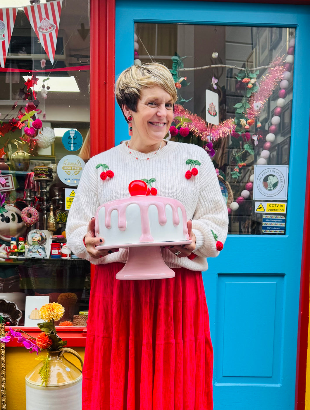 Stand cacen mawr seramig gydag chaead ceirios ac eisin pinc / Large ceramic cake stand with cherry and pink icing lid