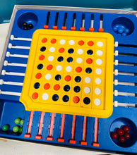 Load image into Gallery viewer, Gêm ‘Stay Alive’ Vintage o 1975 / ‘Stay Alive’ Vintage game from 1975
