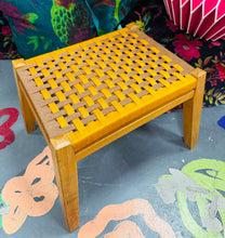 Load image into Gallery viewer, Stôl droed Vintage ffrâm bren a rattan oren a brown wedi’i wehyddu o ganol y ganrif ddiwethaf / Vintage orange and brown Mid Century rattan woven wooden framed footstool

