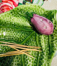 Load image into Gallery viewer, Powlen nibls siâp deilen fechan Vintage o’r Eidal gyda wylys back ar yr ochr / Vintage Italian leaf shaped nibbles dish with a small aubergine on the side
