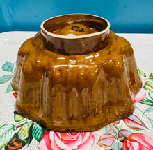 Load image into Gallery viewer, Mowld pwdin / jeli mawr Hynafol brown o’r oes Fictoraidd / Antique Victorian brown large pudding / jelly mould
