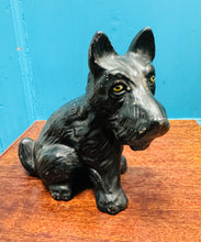 Load image into Gallery viewer, Ci Scottie seramig du Art Deco o’r 30au / Art Deco ceramic black Scottie dog from the 30s
