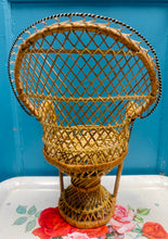 Load image into Gallery viewer, Cadair wicker paun Vintage ar gyfer dol / Vintage doll’s peacock wicker chair
