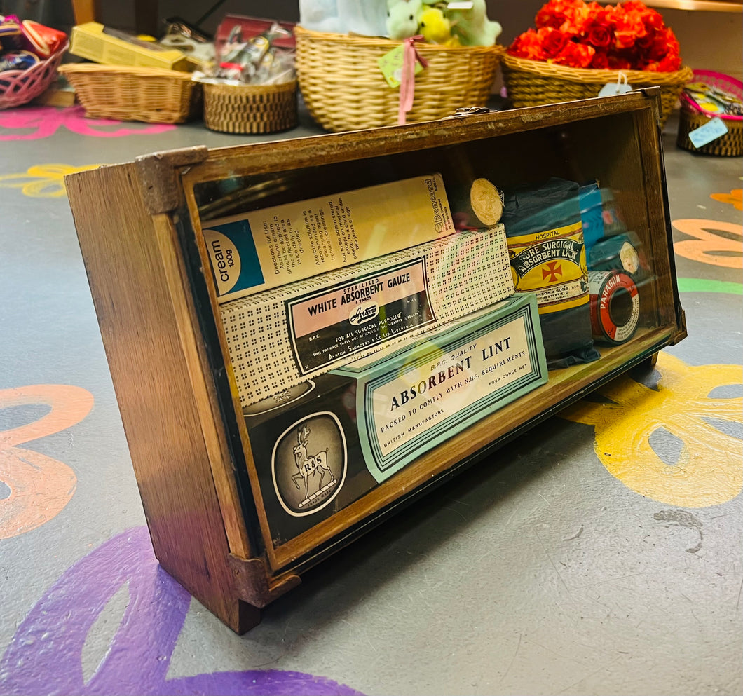 Bocs Cymorth Cyntaf Vintage ‘freestanding’ pren a gwydr o ganol y ganrif ddiwethaf yn llawn deunyddiau Cymorth Cyntaf Vintage / Vintage Mid Century freestanding wood and glass First Aid box full of Vintage First Aid items