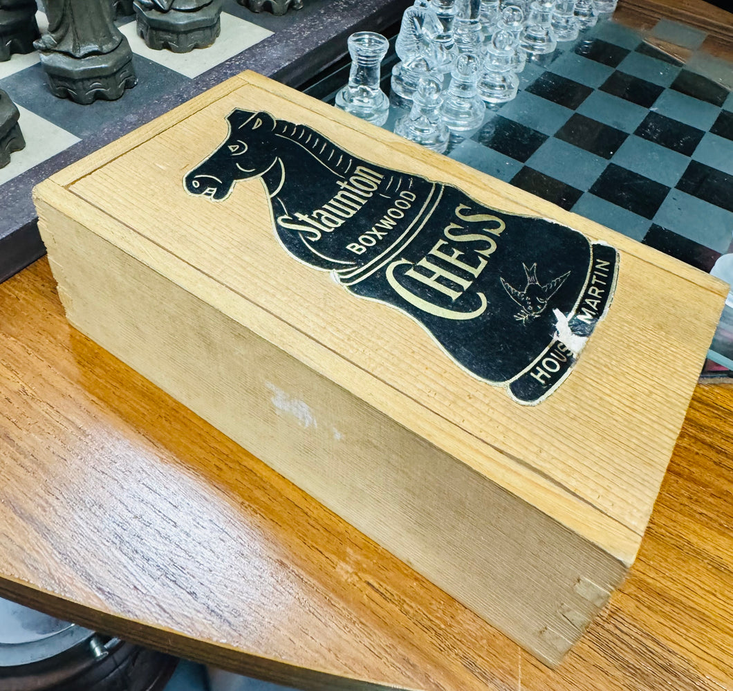 Darniau chess Staunton Vintage o’r 70au mewn bocs pren / Vintage Staunton chess pieces in a wooden box from the 70s