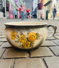 Load image into Gallery viewer, Pot pi pi seramig blodeuog Hynafol / Antique floral ceramic chamic pot
