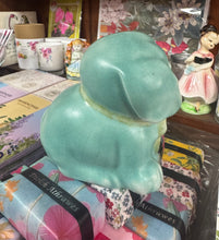 Load image into Gallery viewer, Ci Bonzo trist seramig gwyrdd Art Deco o’r 30au / Art Deco ceramic green Bonzo sad dog from the 30s
