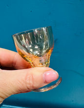 Load image into Gallery viewer, Set o 6 gwydr aperitif aur Lustre bychan Vintage / Vintage set of 6 Lustre gold small aperitif glasses
