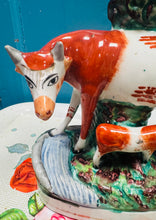 Load image into Gallery viewer, Fâs spill buwch a llo Staffordshire Hynafol cefn flat o’r 1860au gyda tealight ar ei ben / Antique Staffordshire flatback cow and calf spill vase from the 1860s with a tealight on top
