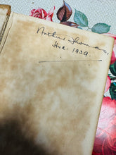 Load image into Gallery viewer, Argraffiad Cyntaf o nofel ‘Y Wisg Sidan’ gan Elena Puw Morgan o 1939 / First Edition copy of Elena Puw Morgan novel ‘Y Wisg Sidan’ from 1939
