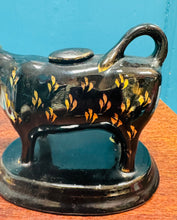 Load image into Gallery viewer, Jwg hufen buwch ddu ac aur Crochenwaith Staffordshire Jackfield Hynafol o 1860 / Antique Staffordshire Jackfield Pottery black and gold cow creamer from 1860
