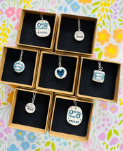 Load image into Gallery viewer, Mwclis unigryw ‘Ffrind’ seramig ac arian gan Tlysau / Unique seramic and silver ‘Ffrind’ necklace by Tlysau
