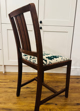 Load image into Gallery viewer, Cadair dderw ‘Chanchellor’ o 1960 wedi’i orchuddio gyda Blanced Brethyn Cymreig hufen a gwyrdd tywyll / 
‘Chanchellor’ oak chair from 1960 covered in a cream and dark green Welsh Tapestry blanket
