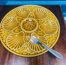 Load image into Gallery viewer, Plat wystrys / cregin bylchog Ffrengig Retro Vintage o’r 60au gyda’r fforc gweini gwreiddiol / Retro Vintage French oyster / scallop plate from the 60s with original serving fork
