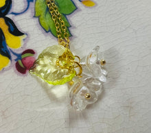 Load image into Gallery viewer, Mwclis blodau gwydr steil Vintage / Vintage style glass flower necklace
