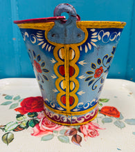 Load image into Gallery viewer, Bwced haearn Vintage wedi ei beintio â llaw (cefndir glas) / Vintage iron handpainted bucket (blue background)
