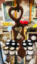 Load image into Gallery viewer, Llwy Garu Gymreig calon a dolen wedi’i wneud â llaw / Handmade heart and link Welsh Love Spoon
