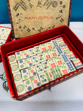 Load image into Gallery viewer, Set Mah-Jongg Tsieineaidd vintage Chad Valley o'r 1920au / Vintage Chinese Mah-Jongg set Chad Valley from the 1920s
