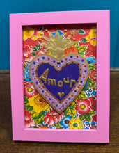 Load image into Gallery viewer, Ffrâm binc calon ‘Amour’ Mexicanaidd wedi ei wneud â llaw / Handmade Mexican ‘Amour’ heart in a pink frame
