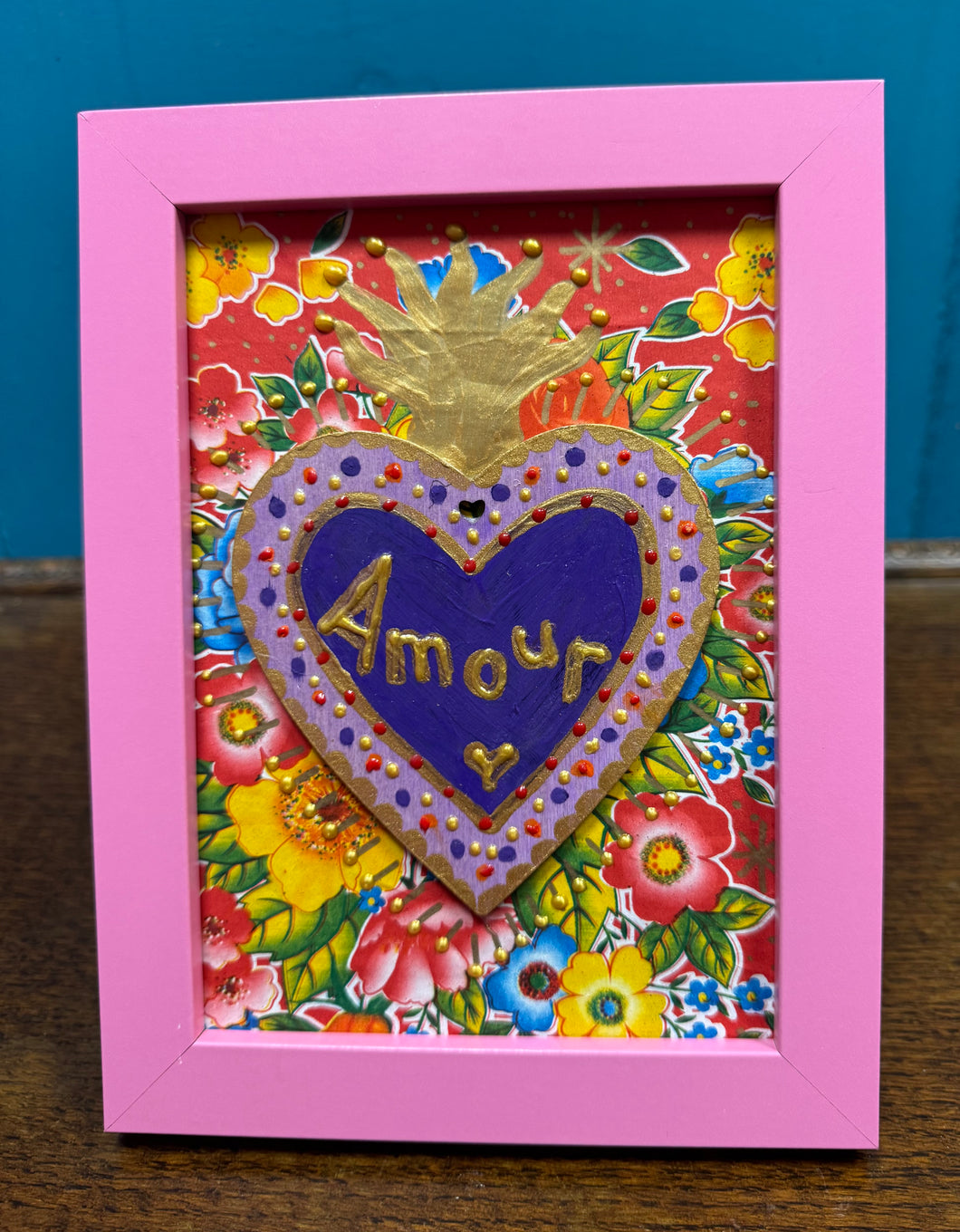 Ffrâm binc calon ‘Amour’ Mexicanaidd wedi ei wneud â llaw / Handmade Mexican ‘Amour’ heart in a pink frame