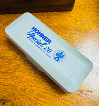 Load image into Gallery viewer, Hohner Special 20 G Harmonica yn ei gês gwreiddiol / Harmonica Hohner Special 20 G in its original case
