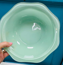 Load image into Gallery viewer, Set o 5 powlen Pyrex fach ac un powlen fawr lliw mint / Set of 5 small and one large Pyrex mint green bowls
