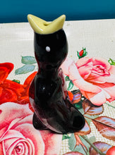 Load image into Gallery viewer, ‘Funnel’ Pastai seramig Vintage siâp Mwyalchen / Vintage Blackbird Ceramic Pie Funnel
