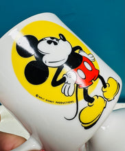 Load image into Gallery viewer, Mwg 'Mickey Mouse' Vintage gan Walt Disney Productions o'r 1970au / Vintage Walt Disney Productions Mickey Mouse Footed Mug from the 70s

