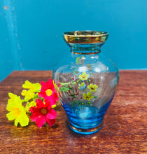 Load image into Gallery viewer, Fâs blodeuyn gwydr turquoise Vintage o’r Eidal / Vintage Italian turquoise glass bud vase
