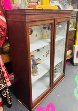 Load image into Gallery viewer, Cwpwrdd pren mahogany Hynafol sydd yn mynd ar y wal, gyda thair silff a drysau gwydr / Antique wooden mahogany wall mounted cupboard with three shelves and glass doors
