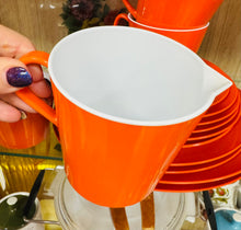 Load image into Gallery viewer, Set 18 darn Melaware Retro oren a gwyn o’r 70au / Retro orange and white 18 piece Melaware set from the 70s
