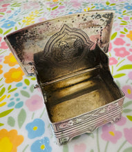 Load image into Gallery viewer, Gorsedd Halen Arian Rwsiaidd o'r 19eg Ganrif, wedi'i hysgythru â llaw mewn arddull Pan Slavic / 19 Century Russian Gilt Silver Salt Throne, hand engraved in Pan Slavic style
