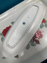 Load image into Gallery viewer, Plât brechdanau hirgrwn Royal Winton Grimwades Vintage gyda phatrwm blodau chintz ar gefndir du / Vintage Royal Winton Grimwades oblong sandwich plate featuring a black chintz floral patter
