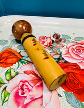Load image into Gallery viewer, Dol pren Kokeshi celf gwerin Siapaneaidd Vintage wedi ei beintio â llaw / Vintage handpainted Japanese folk art Kokeshi Doll

